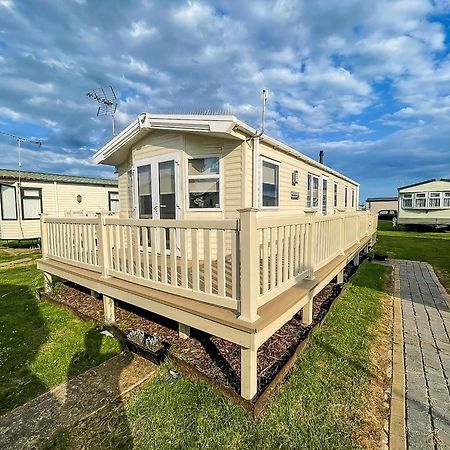 Caravan With Decking And Free Wifi At Seawick Holiday Park Ref 27214Sw 클랙톤온씨 외부 사진