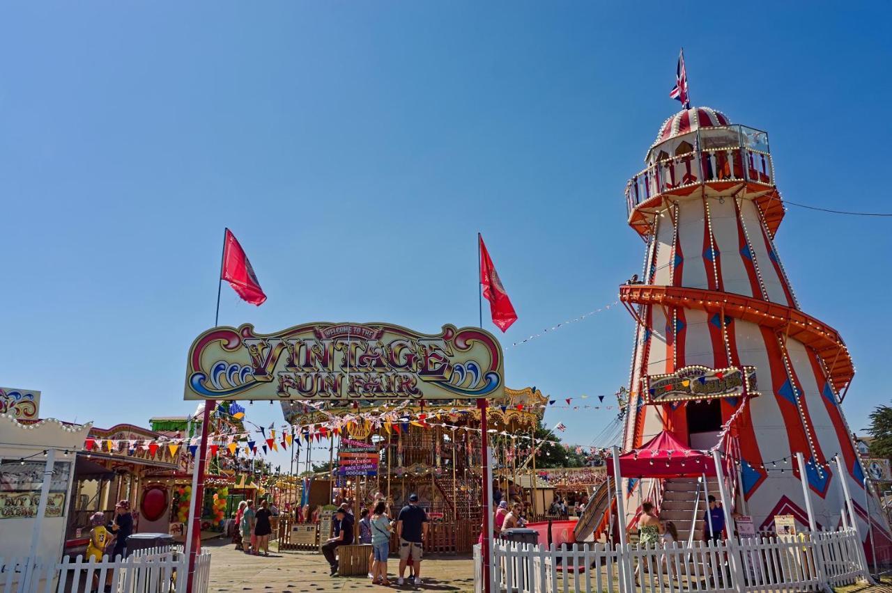 Caravan With Decking And Free Wifi At Seawick Holiday Park Ref 27214Sw 클랙톤온씨 외부 사진