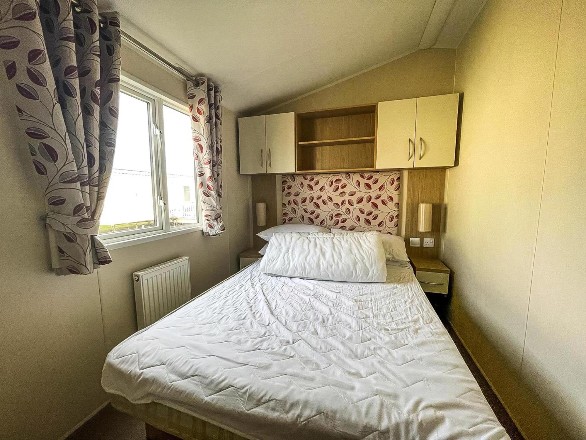 Caravan With Decking And Free Wifi At Seawick Holiday Park Ref 27214Sw 클랙톤온씨 외부 사진