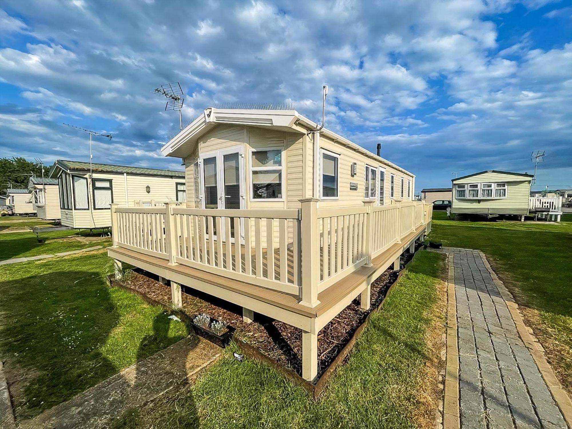Caravan With Decking And Free Wifi At Seawick Holiday Park Ref 27214Sw 클랙톤온씨 외부 사진