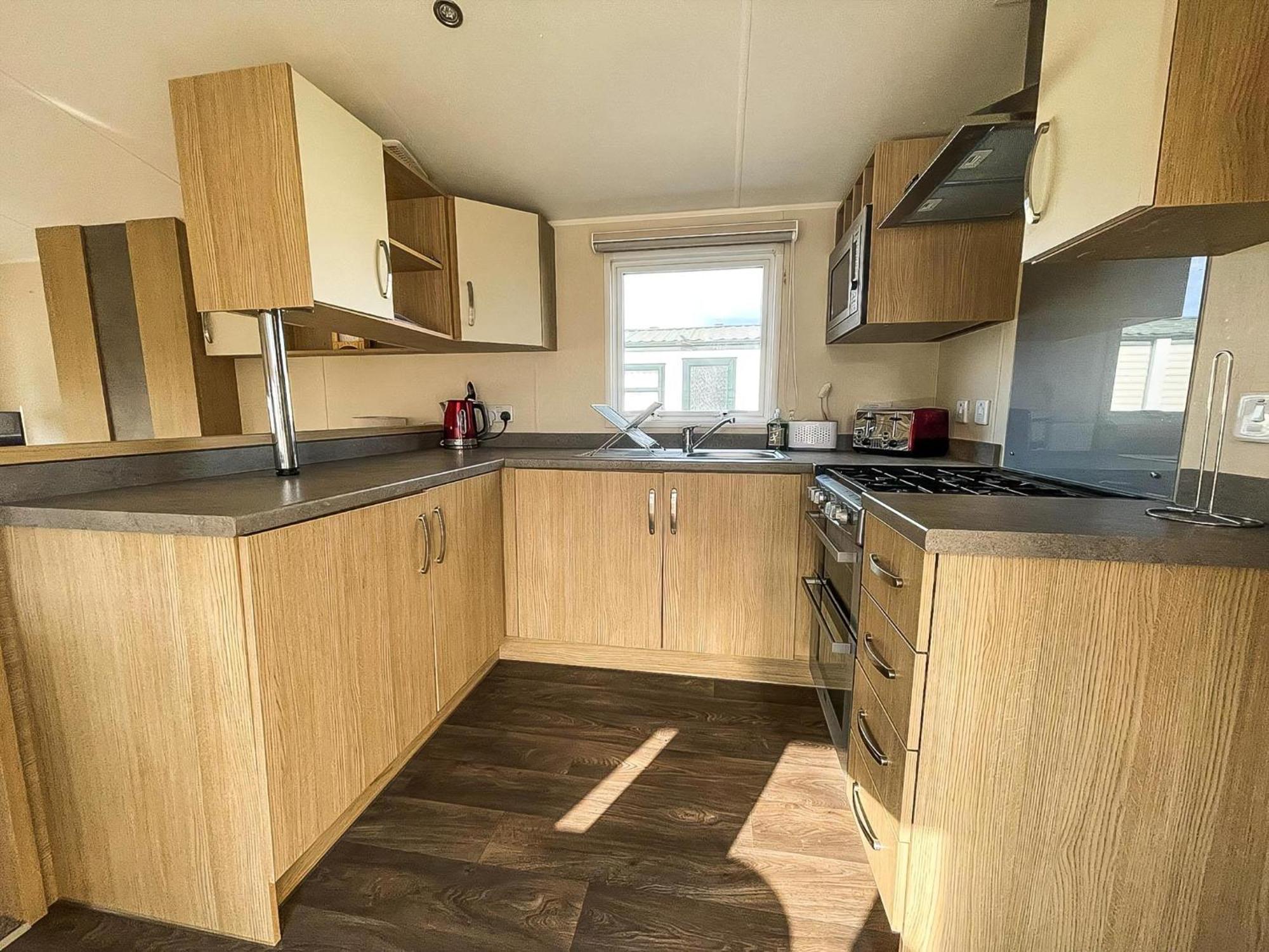 Caravan With Decking And Free Wifi At Seawick Holiday Park Ref 27214Sw 클랙톤온씨 외부 사진